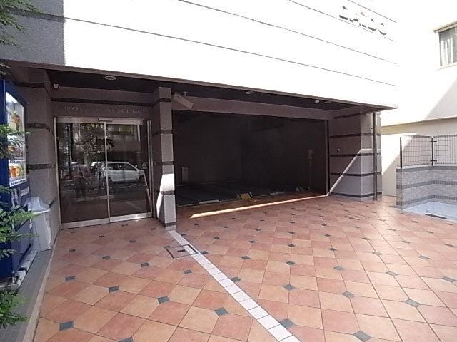 ダイドーメゾン神戸元町のエントランス