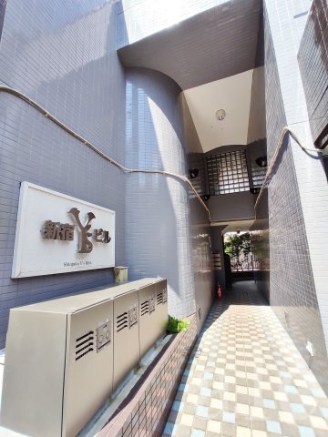 新宿ワイズビルのロビー|共用廊下部。夜間照明付き