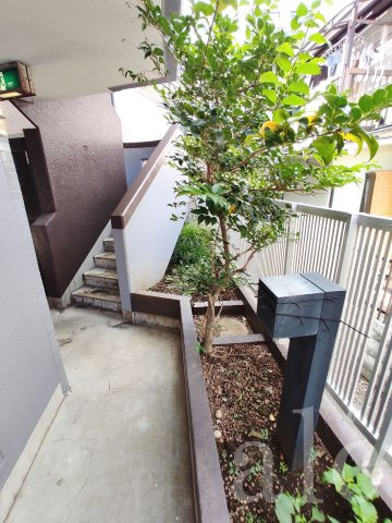 新宿ワイズビルの駐車場|駐輪スペース近くには防犯カメラ