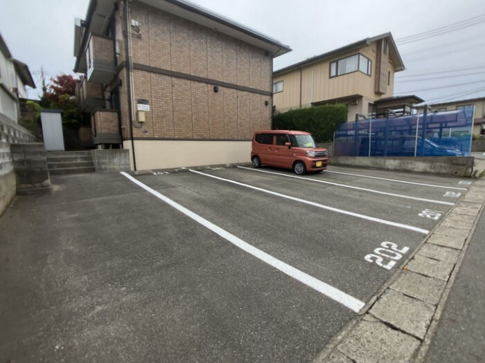 エステート松美ヶ丘102の駐車場