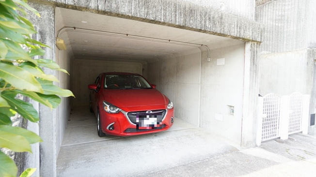 【駐車場】 | 佐伯区河内南１丁目　リフォーム済み４ＬＤＫ＋ウッドデッキテラス戸建て | お家の南東側の掘り込み駐車場　車高１９５０ミリくらいまで駐車可能