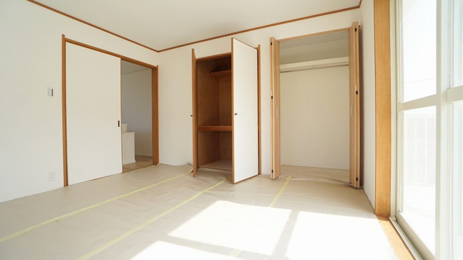 【和室】 | 佐伯区河内南１丁目　リフォーム済み４ＬＤＫ＋ウッドデッキテラス戸建て | １Ｆの８帖洋室　バルコニーからの陽ざしが明るいひろびろ空間　押し入れ、クローゼットつき