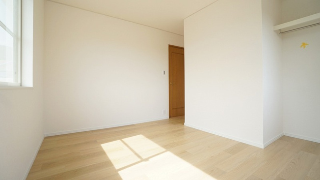 【収納】 | 佐伯区河内南１丁目　リフォーム済み４ＬＤＫ＋ウッドデッキテラス戸建て | ２Ｆの洋室２　こちらも明るいひろびろ空間、大容量の収納つき