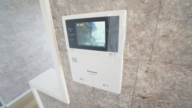 【防犯設備】 | 佐伯区河内南１丁目　リフォーム済み４ＬＤＫ＋ウッドデッキテラス戸建て | ＴＶモニタインターホン　来客対応、セキュリティ対策も充実