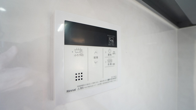 【発電・温水設備】 | 佐伯区河内南１丁目　リフォーム済み４ＬＤＫ＋ウッドデッキテラス戸建て | 給湯操作パネル　お風呂の準備、水仕事も快適