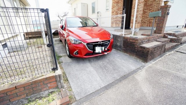 【駐車場】 | 佐伯区河内南１丁目　リフォーム済み４ＬＤＫ＋ウッドデッキテラス戸建て | お家の北西側の駐車場（カースペース）　軽自動車から小型自動車の駐車に最適です