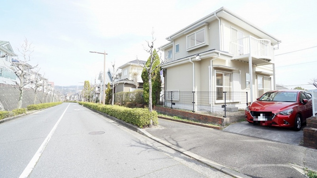 【前面道路含む現地写真】 | 佐伯区河内南１丁目　リフォーム済み４ＬＤＫ＋ウッドデッキテラス戸建て | リフォーム済み４ＬＤＫ戸建て　外壁塗装、水回り、クロス床を新調済み　ウッドデッキテラスつき、車２台が駐車可能、南北で接道した便利な立地　１９０．２８平米（５７．５５坪）ひろびろ敷地