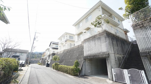 【前面道路含む現地写真】 | 佐伯区河内南１丁目　リフォーム済み４ＬＤＫ＋ウッドデッキテラス戸建て | リフォーム済み４ＬＤＫ戸建て　外壁塗装、水回り、クロス床を新調済み　ウッドデッキテラスつき、車２台が駐車可能、南北で接道した便利な立地　１９０．２８平米（５７．５５坪）ひろびろ敷地