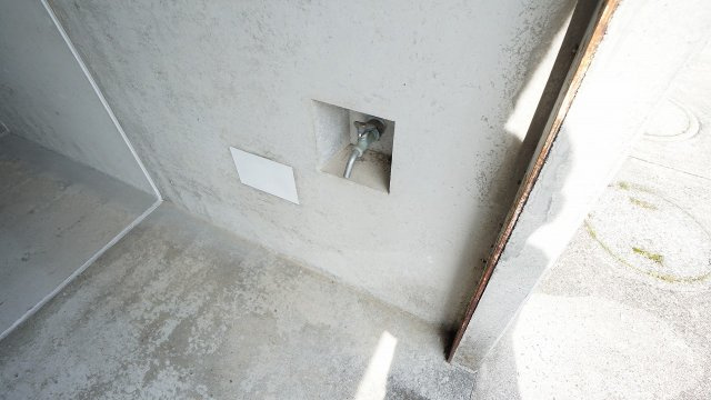 【駐車場】 | 佐伯区河内南１丁目　リフォーム済み４ＬＤＫ＋ウッドデッキテラス戸建て | お家の南東側の掘り込み駐車場に接続された水道栓　洗車に便利　車高１９５０㎜くらいまで駐車可能