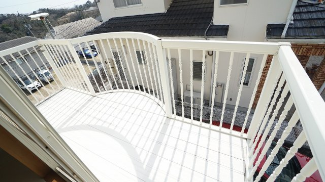 【その他】 | 佐伯区河内南１丁目　リフォーム済み４ＬＤＫ＋ウッドデッキテラス戸建て | ２Ｆのバルコニー　８帖和室つながり　陽当り、眺望も良好