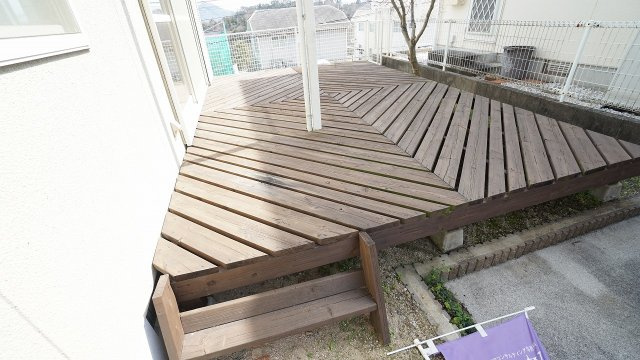 【その他】 | 佐伯区河内南１丁目　リフォーム済み４ＬＤＫ＋ウッドデッキテラス戸建て | ウッドデッキテラス　ＬＤＫ、お庭、駐車スペースからもアクセスできるテラスでバーベキュー、ドッグカフェ、ガーデニングなども楽しめます