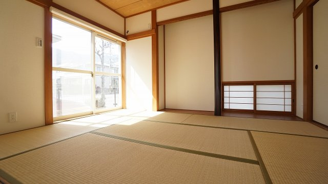 【和室】 | 佐伯区河内南１丁目　リフォーム済み４ＬＤＫ＋ウッドデッキテラス戸建て | １Ｆの６帖洋室　陽ざしが明るい癒される空間　押し入れつき
