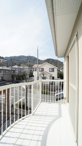 【バルコニー】 | 佐伯区河内南１丁目　リフォーム済み４ＬＤＫ＋ウッドデッキテラス戸建て | ２Ｆのバルコニー　８帖和室つながり　陽当り、眺望も良好