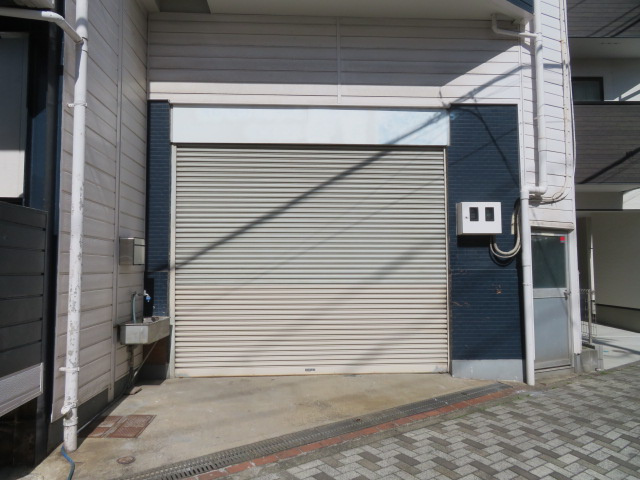 横浜市鶴見区汐入町１丁目の倉庫の外観
