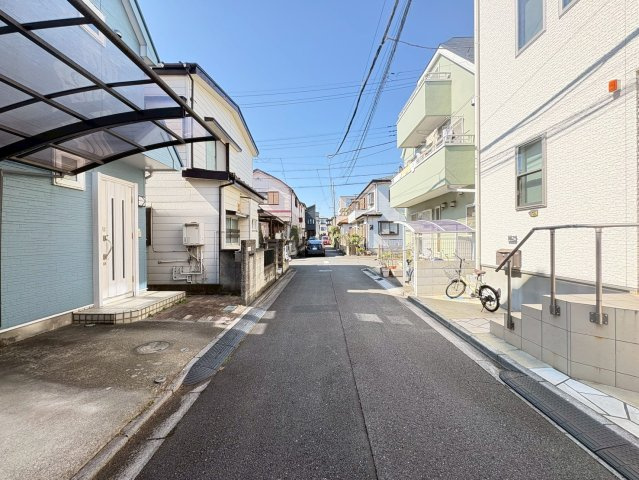 さいたま市南区松本４丁目　中古住宅の前面道路含む現地写真