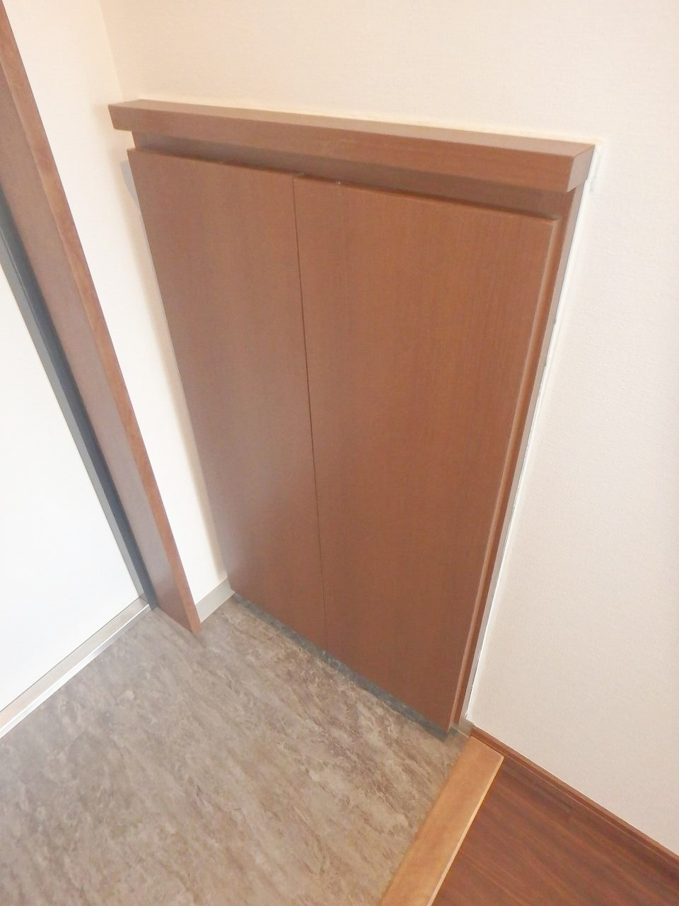 すかる通東の収納|シューズボックス付きの玄関です★