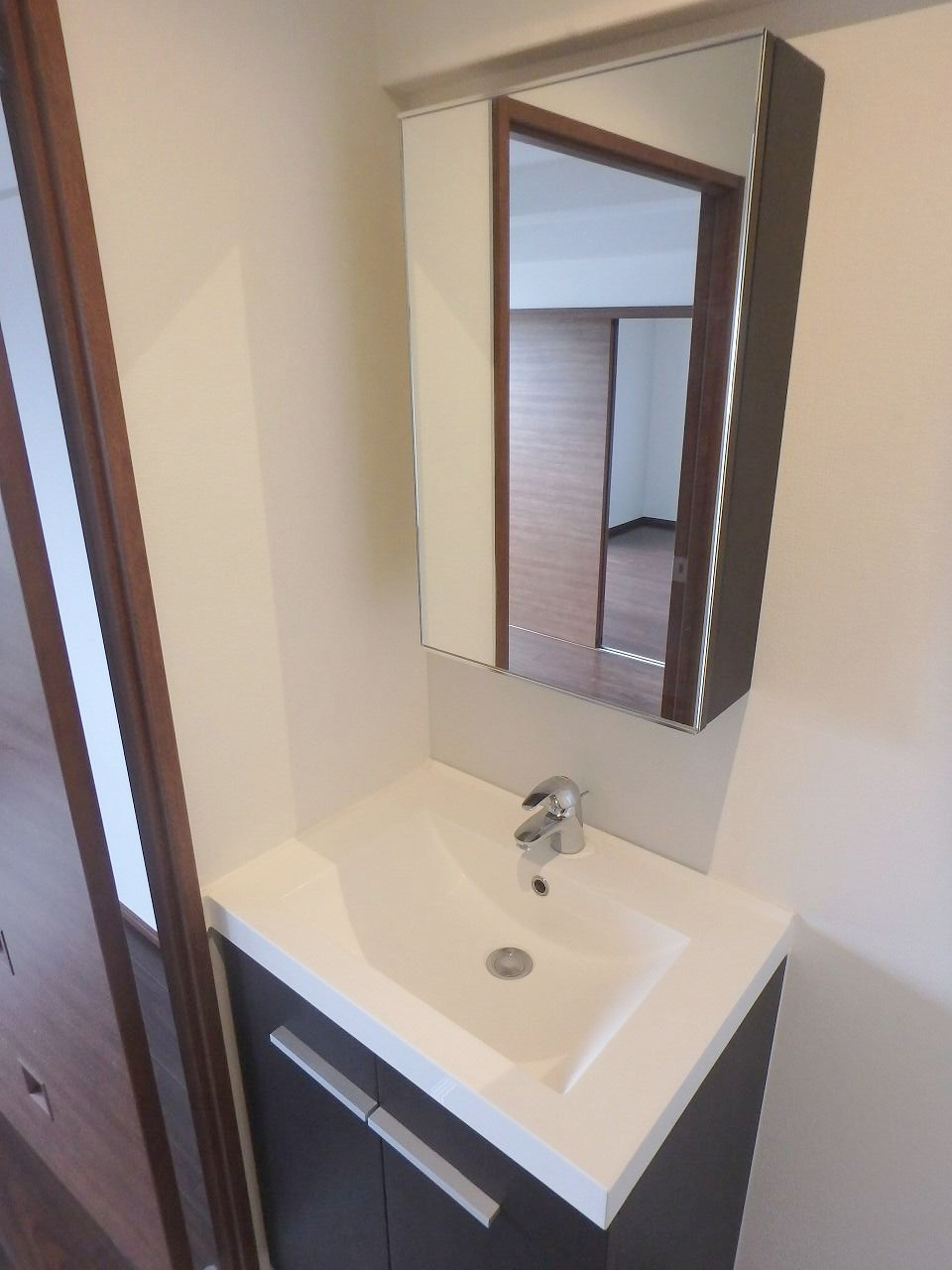 すかる通東の洗面所|明るい洗面所です★