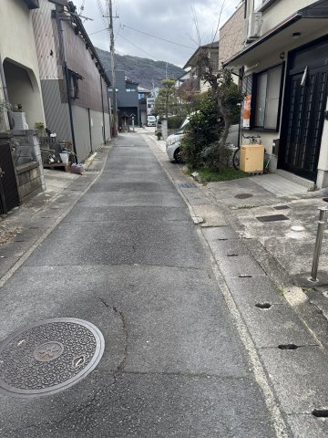 JR嵯峨嵐山駅徒歩8分／4LDK／駐車1台可の前面道路含む現地写真|交通量の少ない前面道路で安心してお住まいいただけます。
