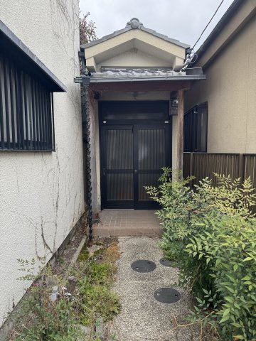 JR嵯峨嵐山駅徒歩8分／4LDK／駐車1台可の外観|趣のある玄関が印象的な住まいです。