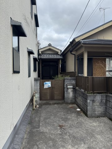 JR嵯峨嵐山駅徒歩8分／4LDK／駐車1台可の外観パース|門扉付きでプライバシー性のある玄関アプローチです。