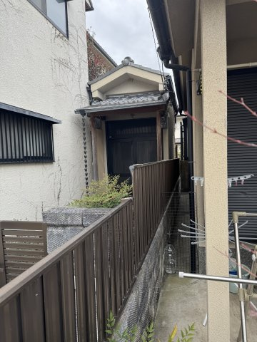 JR嵯峨嵐山駅徒歩8分／4LDK／駐車1台可の外観パース|建物横には通路スペースがあります。