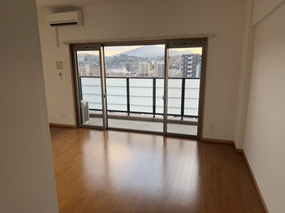 【居間・リビング】 | ＧＲＡＶＩＳ | 退去前ですが大変人気の物件です。写真等でお早めにご検討ください。人気の物件ほど早く決まってしまいます(>_<)
