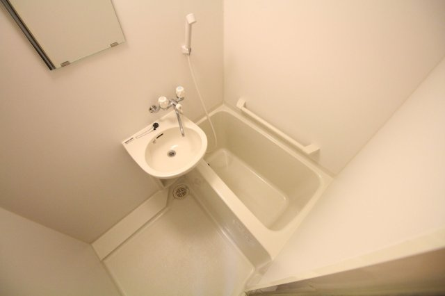 レオパレスサンライトの浴室|浴室乾燥機つきなので、雨の日も安心ですね。