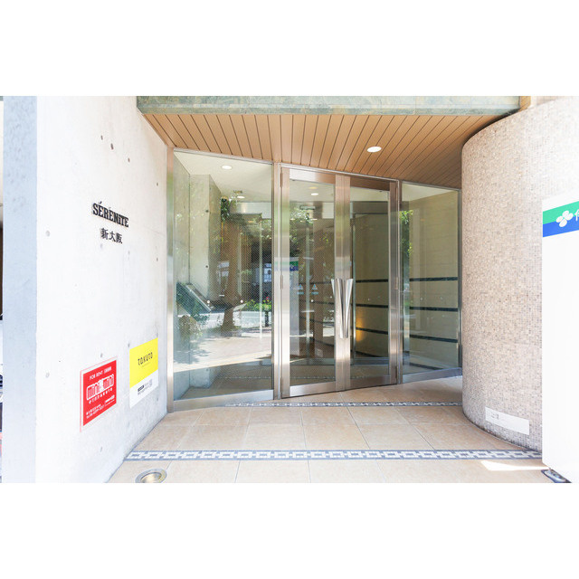 SERENiTE新大阪のエントランス