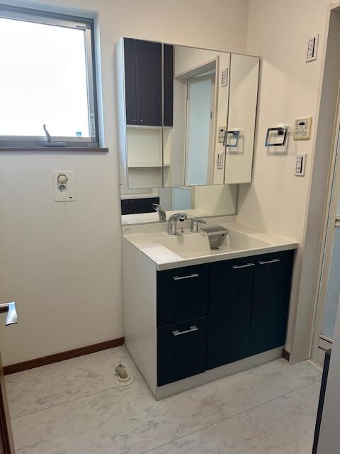 宇都宮市豊郷台３丁目　4ＳＬＤＫ　中古住宅の独立洗面台