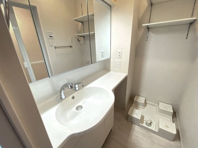 シャトレグランの洗面所|三面鏡付きカウンター洗面化粧台
