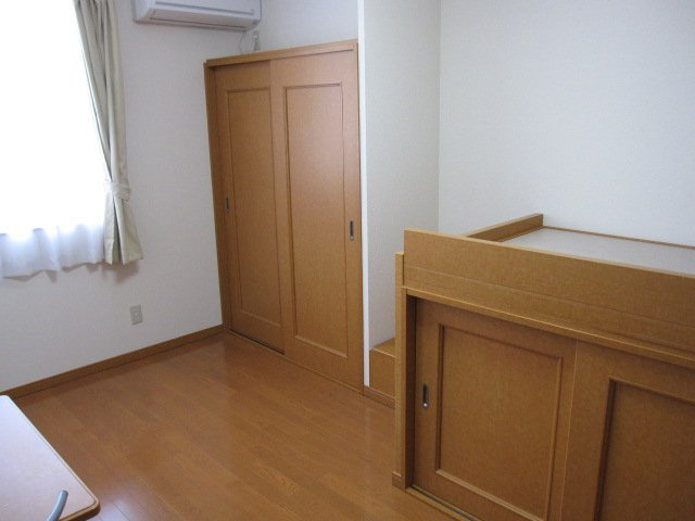 レオパレスパークサイドガーデンの居間・リビング|1階はフローリング、2階はじゅうたんです。