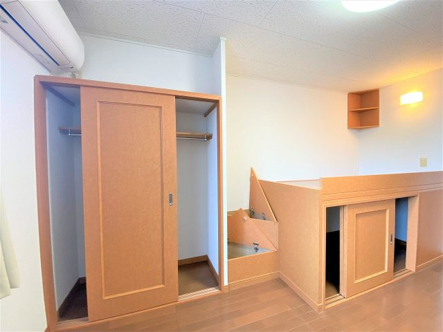 レオパレスパークサイドガーデンの内装|1階はフローリング、2階はじゅうたんです。