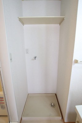 洗濯機置き場の上に棚あり