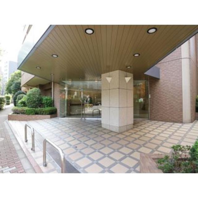 朝日マンション白金通りのエントランス