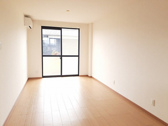 サニーコンフォルの居間・リビング|こちらのリビングで趣味の時間をお楽しみください