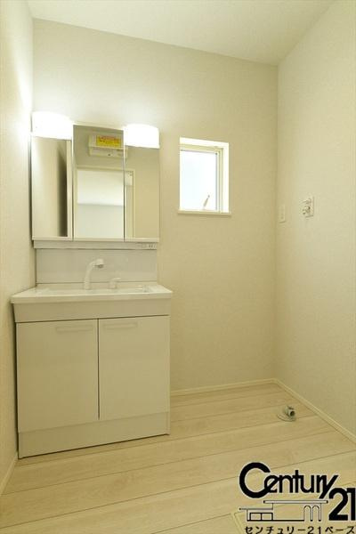 リナージュ大谷 ／新築一戸建の内観：施工例|■三面鏡タイプのミラーキャビネット！収納スペースも豊富です！■