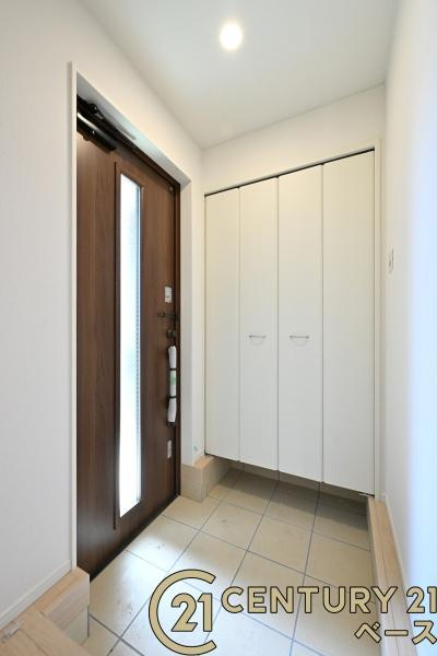 クレイドルガーデン杉本町 ３号棟 ／新築一戸建の玄関|■現地撮影写真■すっきりとした明るい玄関が家族やお客様を迎えてくれます！