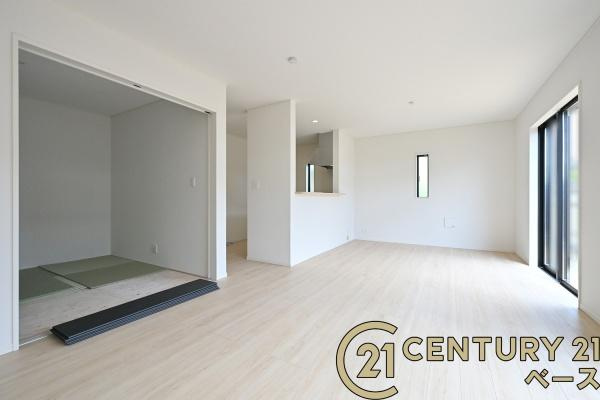クレイドルガーデン杉本町 ３号棟 ／新築一戸建の居間・リビング|■現地撮影写真■ご家族でくつろいでいただける広々ＬＤＫ！
