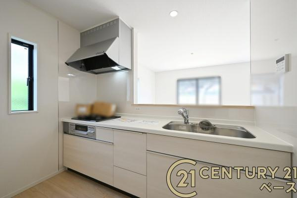 クレイドルガーデン杉本町 ３号棟 ／新築一戸建のキッチン|■現地撮影写真■家族とのコミュニケーションがとりやすい人気の対面式カウンターキッチン！