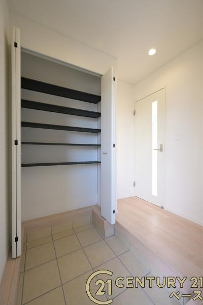 クレイドルガーデン杉本町 ２号棟 ／新築一戸建の内観：施工例|■玄関には大容量収納スペースを完備！■