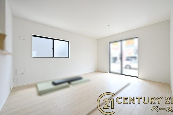 クレイドルガーデン杉本町 ２号棟 ／新築一戸建の居間・リビング|■現地撮影写真■暖かみある居心地の良い空間が広がります！