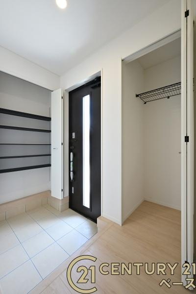 クレイドルガーデン杉本町 ４号棟 ／新築一戸建の玄関|■現地撮影写真■すっきりとした明るい玄関が家族やお客様を迎えてくれます！