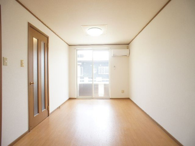 【居間・リビング】 | フェアリー | 快適に過ごせるエアコンが付いています♪