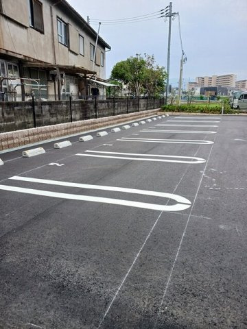 フォンターナ西大路の駐車場