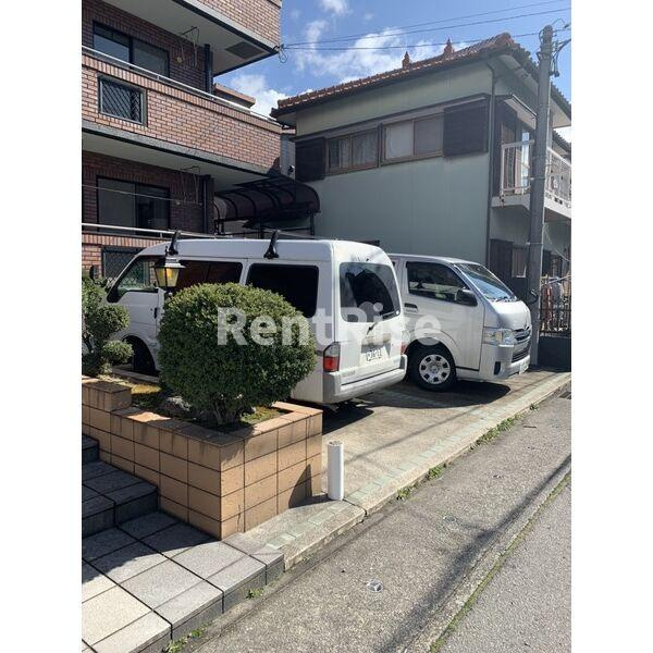 アートメゾンの駐車場