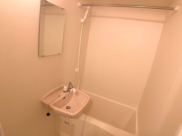 レオパレス大学通りの浴室|設備・仕様は号室により異なる為、現況を優先致します。