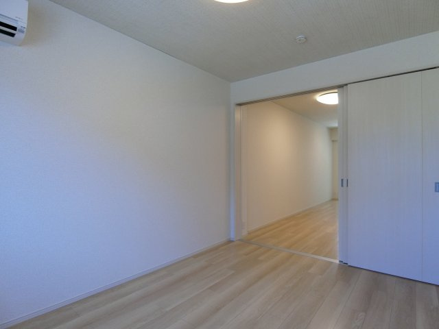 アーモンドアイの洋室