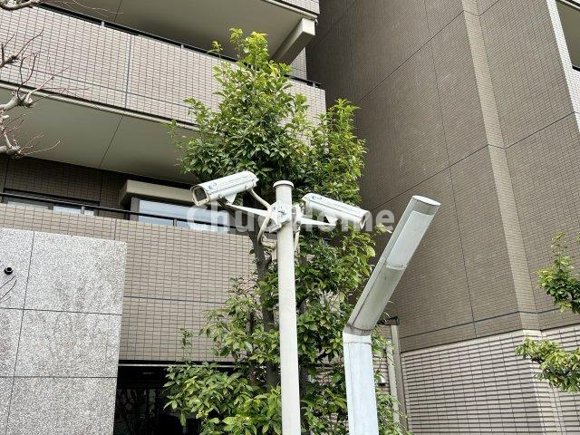 コスモ押上ガーデンシティの防犯設備|【防犯カメラ】何かあった時の大事な証拠になることももちろんなりますが、防犯というくらいですので大事なのは防犯カメラがあることによって抑止力につながることですよね。
