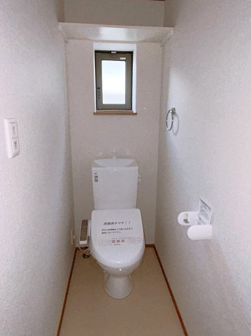 カルムＳＳのトイレ|洗浄機能付き暖房便座、収納棚もあります。