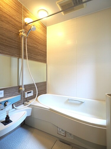 新宿区左門町戸建の浴室|ゆったり過ごせるお風呂です